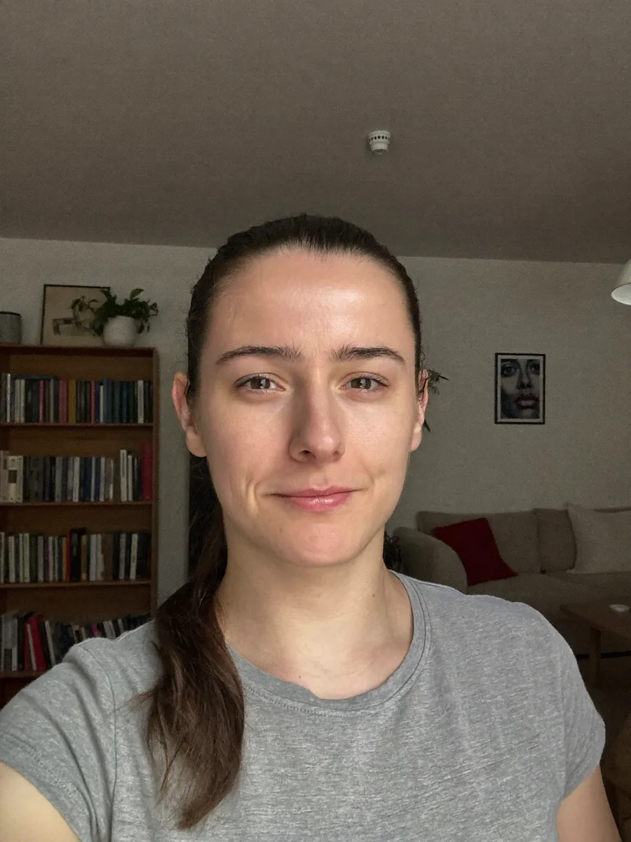 Evde ön kamerayla çekilmiş selfie, arkada oturma odası